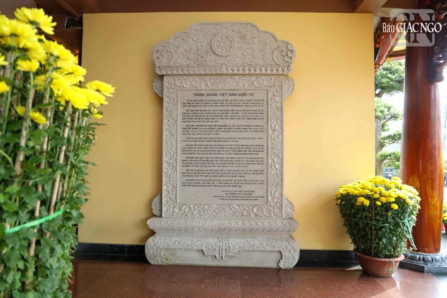 Bia đá Trùng quang Việt Nam Quốc Tự, viết về việc kiến thiết toàn diện và công bố quyết định quan trọng về Việt Nam Quốc Tự, cùng với chùa Phổ Quang và chùa Thanh Tâm vĩnh viễn là cơ sở chung của Phật giáo TP.HCM, do Đại lão Hòa thượng Thích Trí Quảng lấy ý kiến Tăng Ni, chấp bút