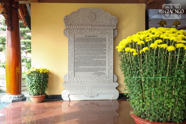 Bia đá tại sảnh, về lịch sử Việt Nam Quốc Tự, do Trưởng lão Hòa thượng Thích Đức Nghiệp chấp bút