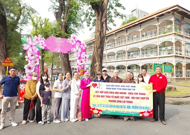 Chư tôn đức, chính quyền, Phật tử tham dự