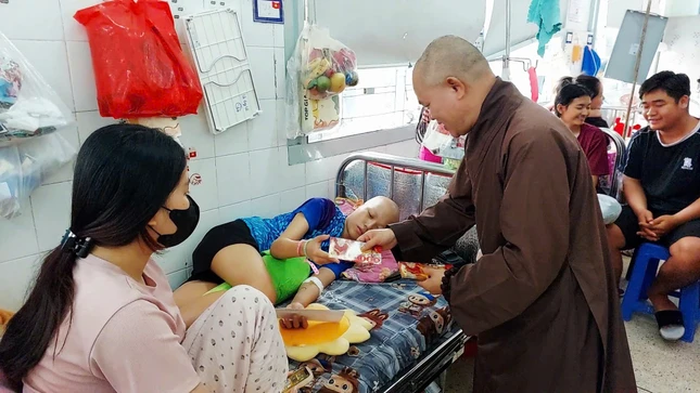 Thượng tọa Thích Quảng Pháp chia sẻ xuân yêu thương đến các bệnh nhi