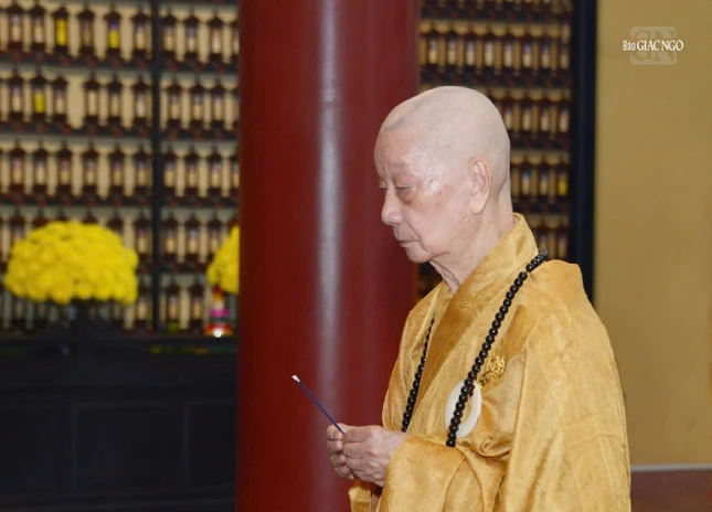 Đức Pháp chủ GHPGVN dâng hương cầu nguyện
