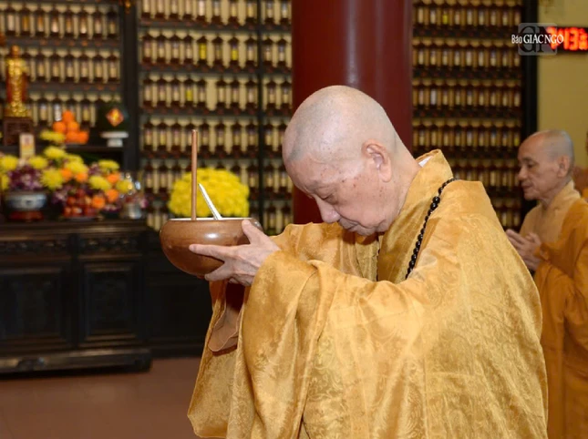 Đức Pháp chủ GHPGVN dâng phạn thực cúng dường Giác linh Trưởng lão Hòa thượng Thích Thiện Hòa