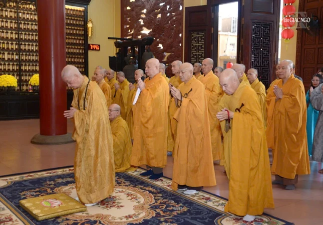 Đức Pháp chủ cùng chư vị giáo phẩm thành kính tưởng niệm Trưởng lão Hòa thượng Thích Thiện Hòa