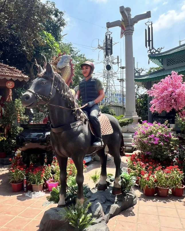 Tượng chiến sĩ cưỡi ngựa trong khuôn viên chùa Pháp Hoa - Di tích Lịch sử cấp Thành phố