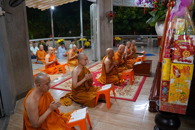 Chư Tăng thực hiện khóa lễ đón giao thừa tại tịnh xá Trung Tâm (P.Bình Lợi Trung)