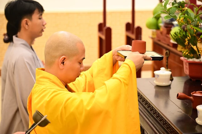 Dâng trà cúng Phật