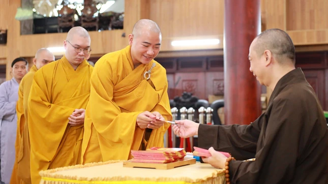 Thượng tọa Thích Nguyên Pháp, trụ trì chùa Diệu Pháp trao lộc đến chư Tăng