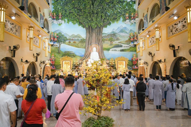 Đông đảo Phật tử dự lễ đón giao thừa tại chùa Vạn Đức (P.Tam Bình)