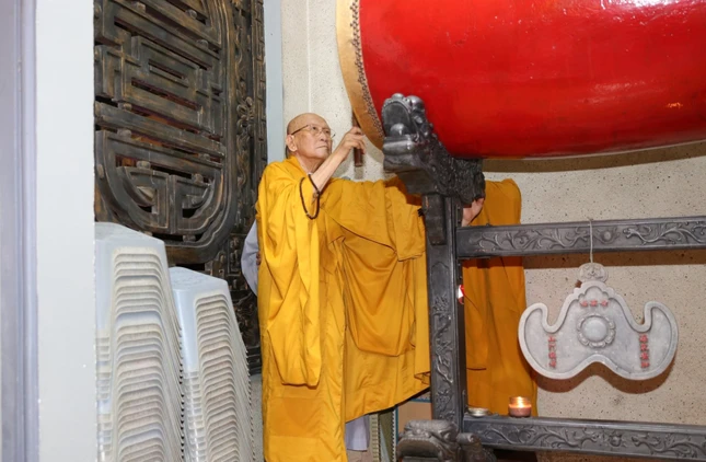 Tiếng trống báo hiệu năm mới bắt đầu tại chùa Pháp Hoa (P.Đức Nhuận)