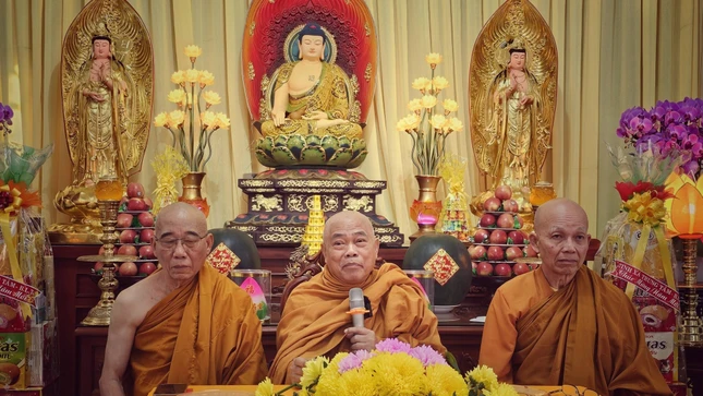 Hòa thượng Thích Giác Toàn sách tấn đại chúng