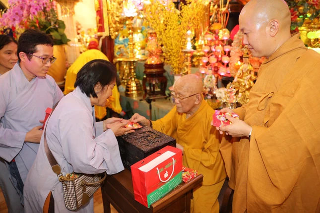 Trao lộc đến Phật tử