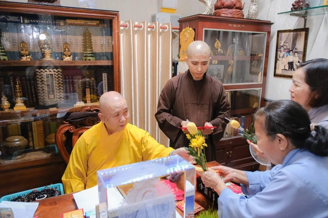 Hòa thượng Thích Hoằng Tri, trụ trì chùa Vạn Đức phát lộc đầu xuân đến Phật tử