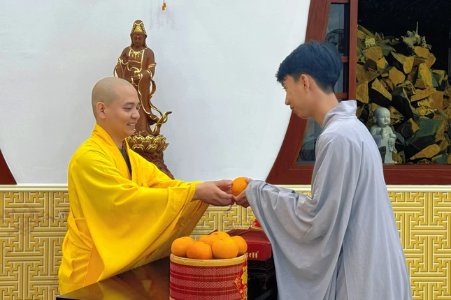 Đại đức Thích Nguyện Truyền, trị sự tu viện Vạn Liên phát lộc đến Phật tử