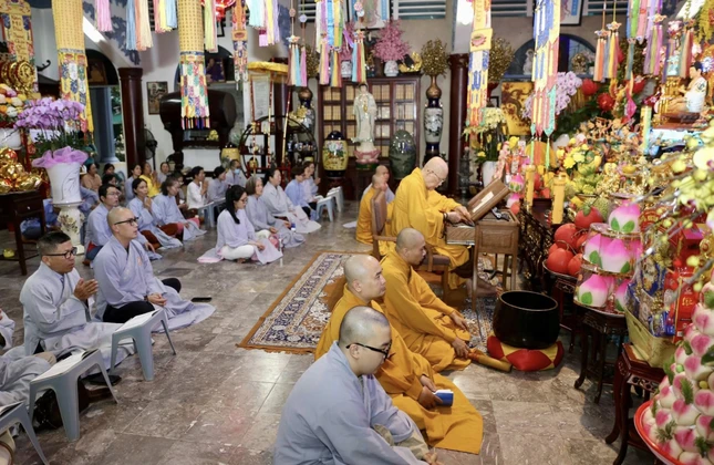 Ở tuổi 90, mặc dù sức khỏe khiếm an nhưng Trưởng lão Hòa thượng Thích Như Niệm vẫn cùng đại chúng tham gia các khóa lễ đầu năm