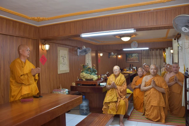 Thượng tọa Giác Nhuận, trụ trì tịnh xá Lộc Uyển chúc xuân đến chư Tăng - Ảnh: Diệu Anh