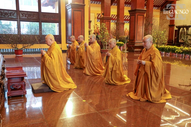 ... cùng chư Tăng tại Việt Nam Quốc Tự dâng hương lễ Phật trong ngày đầu xuân Bính Ngọ