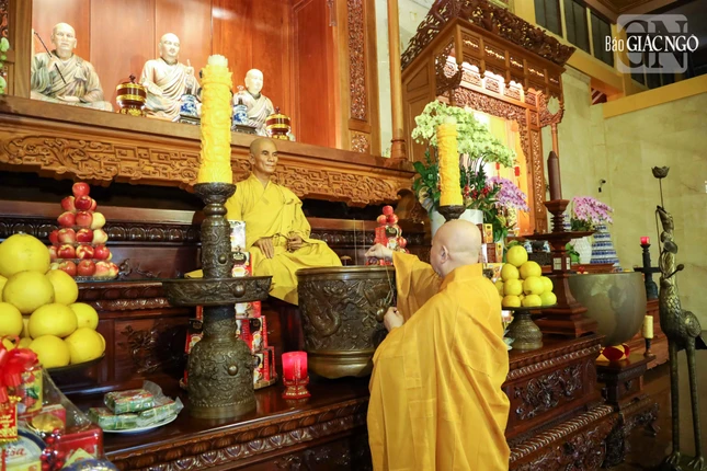 Dâng hương trước tôn tượng Bồ-tát Thích Quảng Đức - vị pháp thiêu thân trong Pháp nạn 1963, nguyện cầu Phật pháp trường tồn