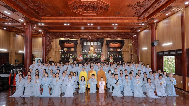 Lưu niệm cùng với gần 200 Phật tử quy y Tam bảo trong dịp xuân Bính Ngọ