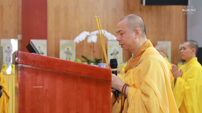 Thượng tọa Thích Nguyên Pháp dâng hương cầu nguyện