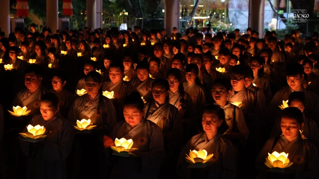 Thắp hoa đăng nguyện cầu thế giới hòa bình