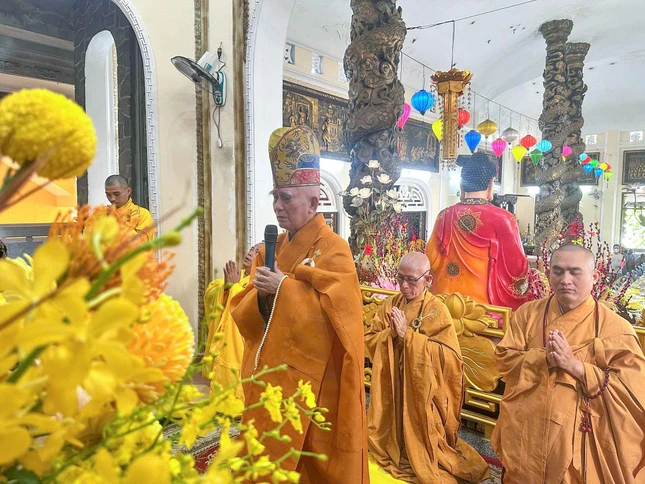 Cung tiến Giác linh Hòa thượng Thích Thông Bửu Cung tiến Giác linh Hòa thượng Thích Thông Bửu