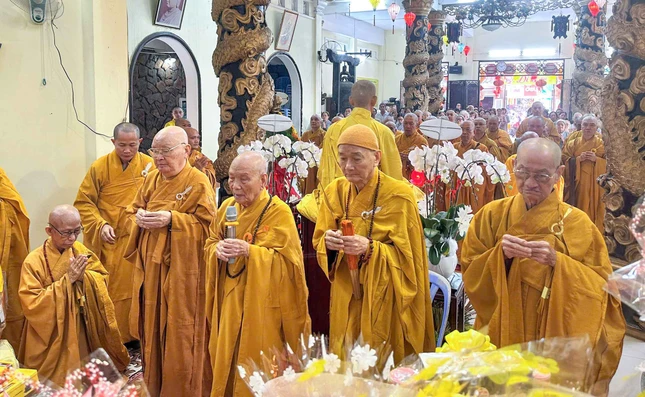 Chư tôn giáo phẩm dâng hương tưởng niệm Giác linh Hòa thượng Thích Thông Bửu Chư tôn giáo phẩm dâng hương tưởng niệm Giác linh Hòa thượng Thích Thông Bửu