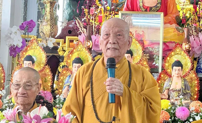 Trưởng lão Hòa thượng Thích Huệ Minh ban đạo từ Trưởng lão Hòa thượng Thích Huệ Minh ban đạo từ