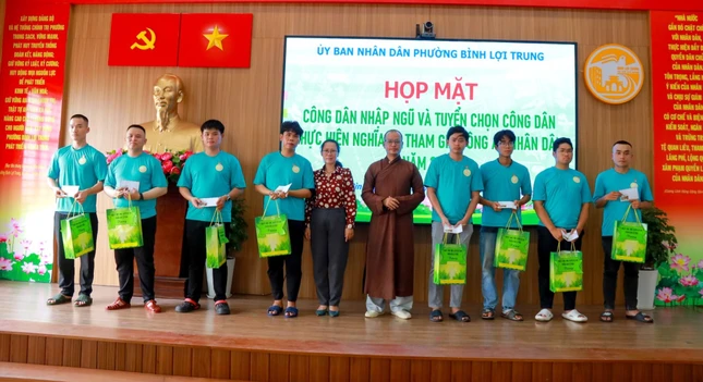 Tặng quà khích lệ các thanh niên phường Bình Lợi Trung chuẩn bị lên đường nhập ngũ