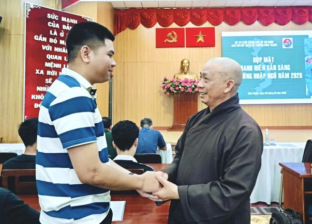 Thượng tọa Thích Tâm Chơn động viên thanh niên chuẩn bị lên đường nhập ngũ