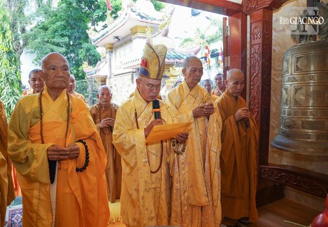 Chư tôn đức niêm hương bạch Phật