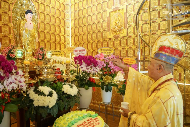 Hòa thượng Thích Thiện Ý sái tịnh bảo tháp thờ Phật