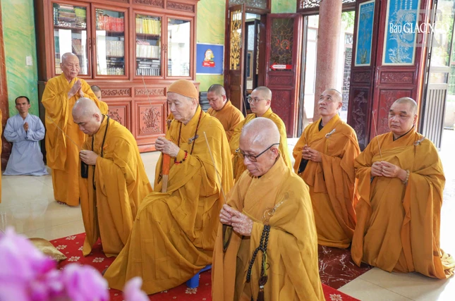 Chư tôn giáo phẩm dâng hương tưởng niệm Chư tôn giáo phẩm dâng hương tưởng niệm