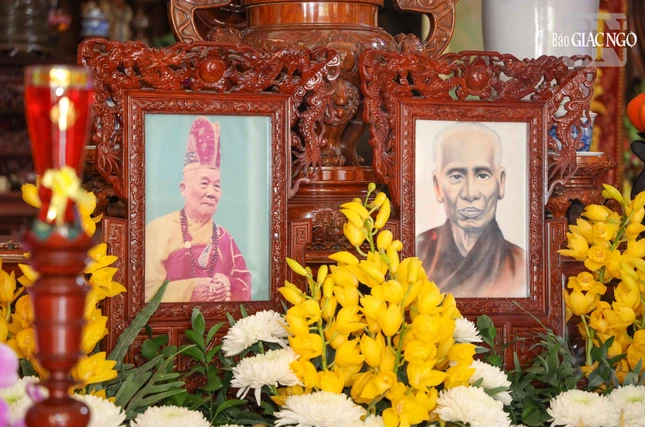 Di ảnh Quốc sư Thích Phước Huệ (phải) và Trưởng lão Hòa thượng Thích Bảo An tôn trí tại chùa Giác Uyển Di ảnh Quốc sư Thích Phước Huệ (phải) và Trưởng lão Hòa thượng Thích Bảo An tôn trí tại chùa Giác Uyển