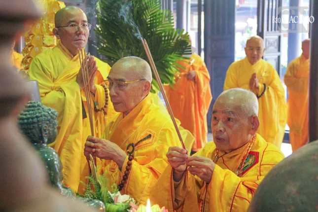 Chư tôn Trưởng lão Hòa thượng dâng hương tưởng niệm