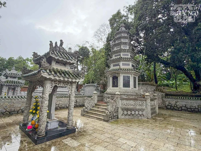 Bảo tháp Đại lão Hòa thượng trong khuôn viên tổ đình Tường Vân