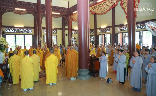 Trang nghiêm khóa lễ cúng ngọ tại thiền viện Vạn Hạnh