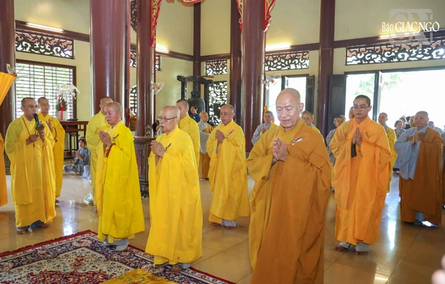 Chư Tăng Ni thành kính tưởng niệm