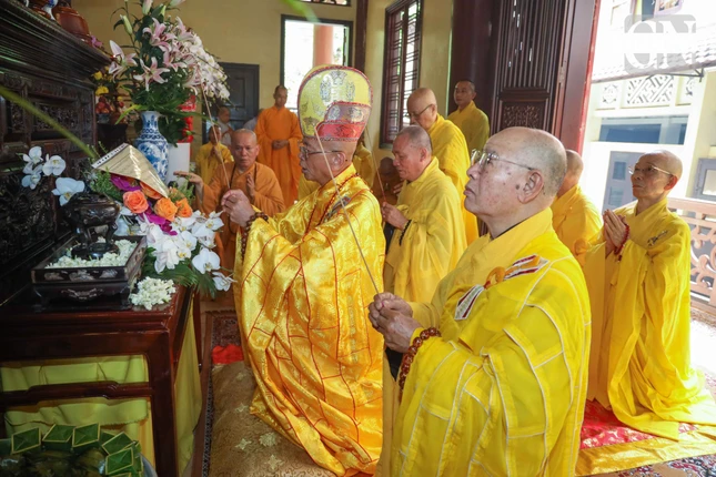 Chư tôn đức dâng hương tưởng niệm