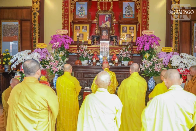 Chư tôn đức đảnh lễ Đức Tăng thống nhân húy nhật của ngài