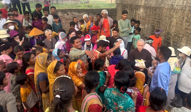 Tặng quà đến người dân có hoàn cảnh khó khăn