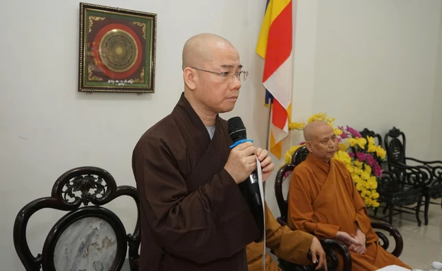 Thượng tọa Thích Thông Đạo báo cáo công tác tổ chức đại hội