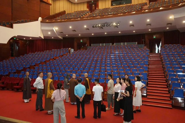 Khảo sát hội trường chính