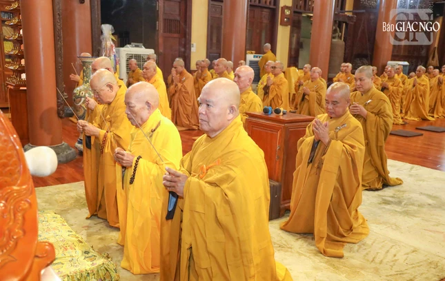 Chư tôn đức giáo phẩm niêm hương