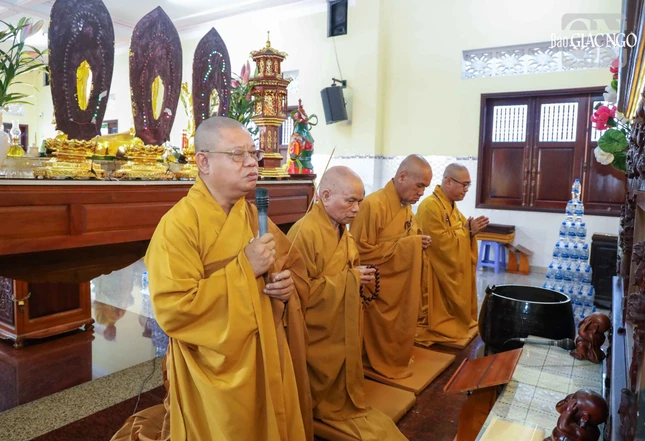 Chư tôn đức niêm hương