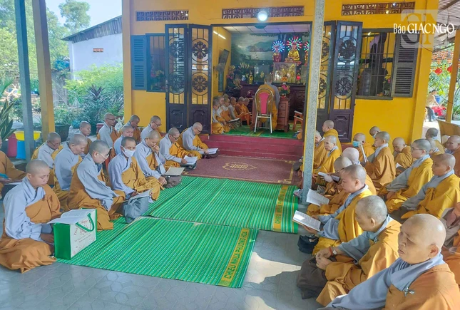 Chư Ni trang nghiêm tụng giới chung