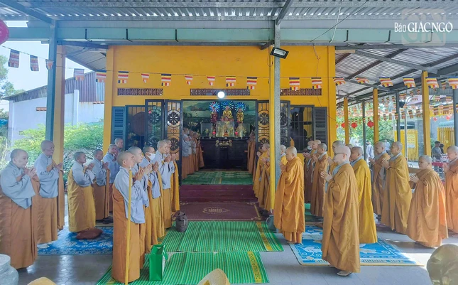 Chư Ni trú xứ các xã Hóc Môn, Bà Điểm, Đông Thạnh và Xuân Thới Sơn tham dự Lễ Bố-tát chung tại chùa Linh Hòa