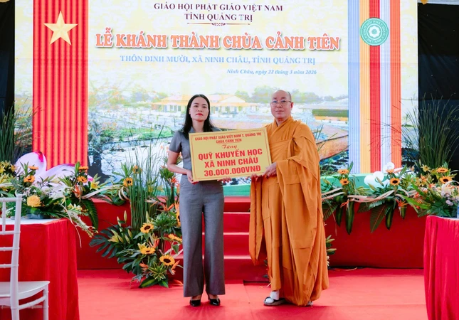 Trao bảng tượng trưng số tiền ủng hộ Quỹ khuyến học xã Ninh Châu Trao bảng tượng trưng số tiền ủng hộ Quỹ khuyến học xã Ninh Châu