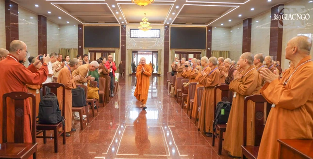 Phái đoàn cung đón Trưởng lão Hòa thượng Viên Minh, Phó Pháp chủ Hội đồng Chứng minh quang lâm