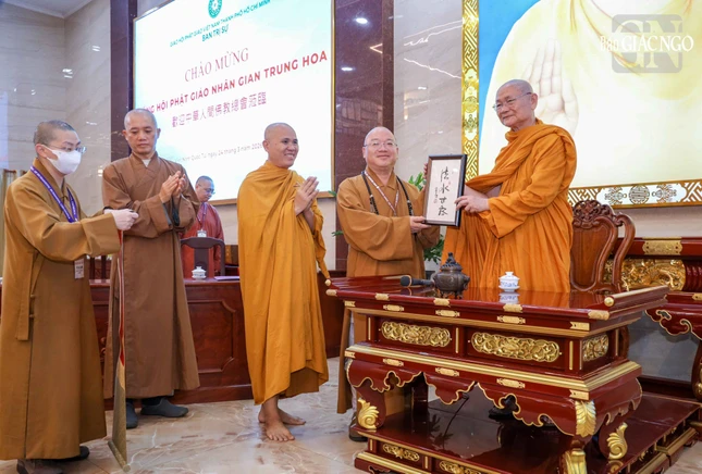 Hòa thượng Thích Tâm Bảo tặng quà lưu niệm đến Trưởng lão Hòa thượng Viên Minh