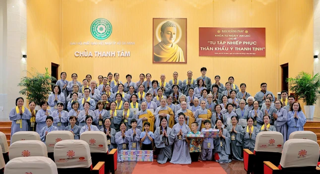 Tặng quà khích lệ tinh thần đến các Phật tử tham dự khóa tu